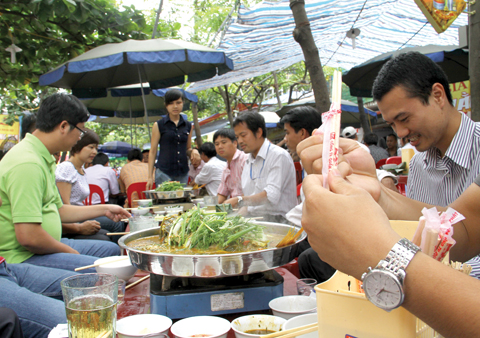 Do[-]tiện[-]lợi,[-]nhiều[-]quán[-]ăn[-]cho[-]khách[-]sử[-]dụng[-]đũa[-]ăn[-]một[-]lần.